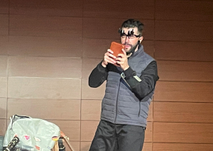 Penta tocando la kalimba en concierto didáctico para colegios