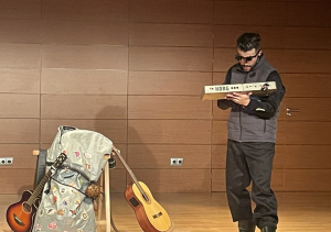 Instrumentos musicales de Musicando por la Tierra en concierto escolar