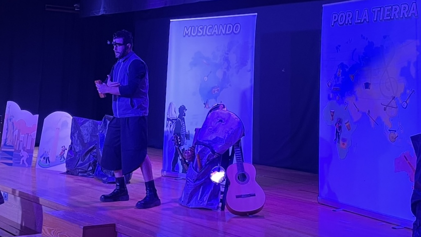 Penta tocando la kalimba en un concierto didáctico para colegios